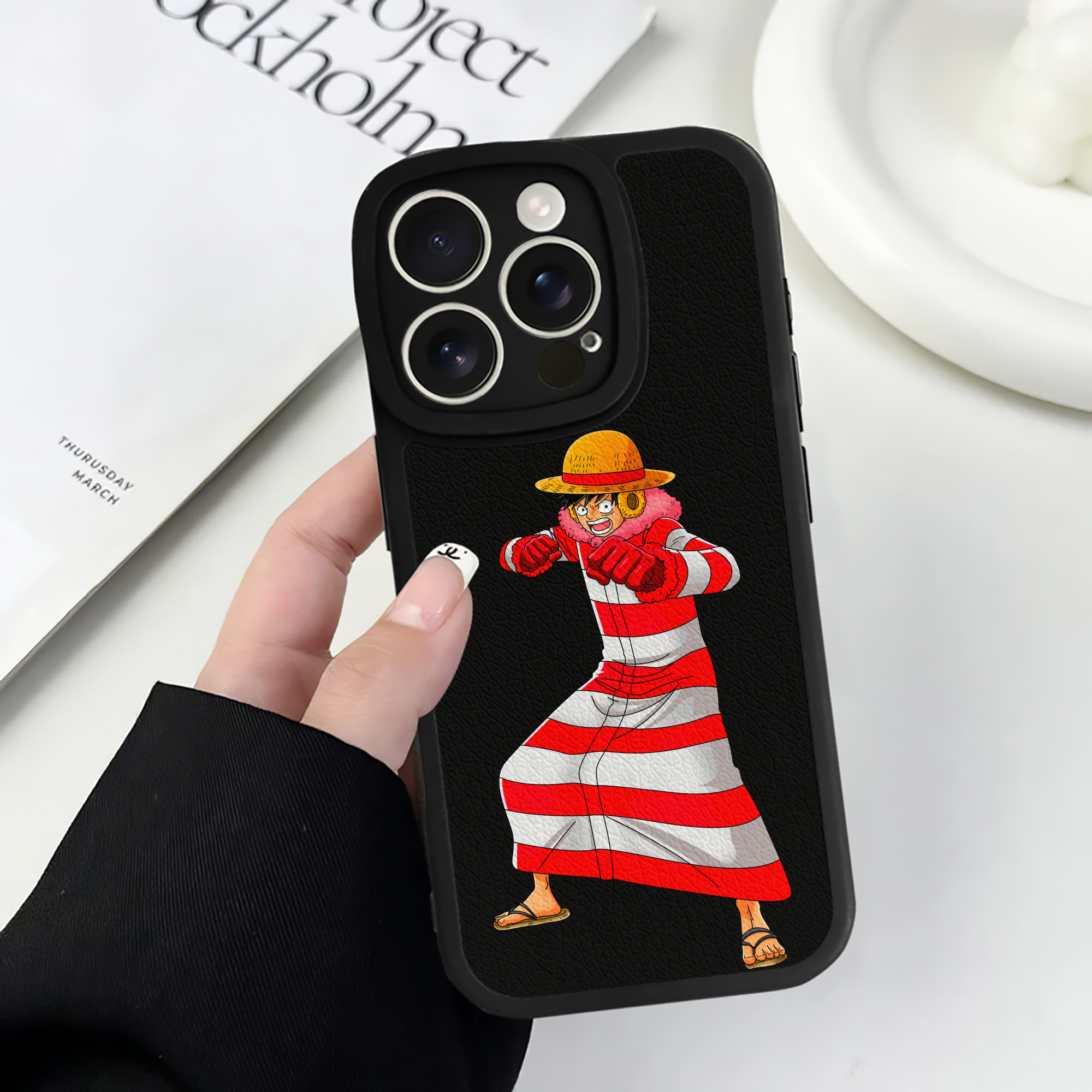 （画像用） ワンピース モンキー・D・ルフィ ONE PIECE Monkey D. Luffy 【iPhone 16シリーズ対応】シリコンスマホケース（レザー調） 材質：シリコン